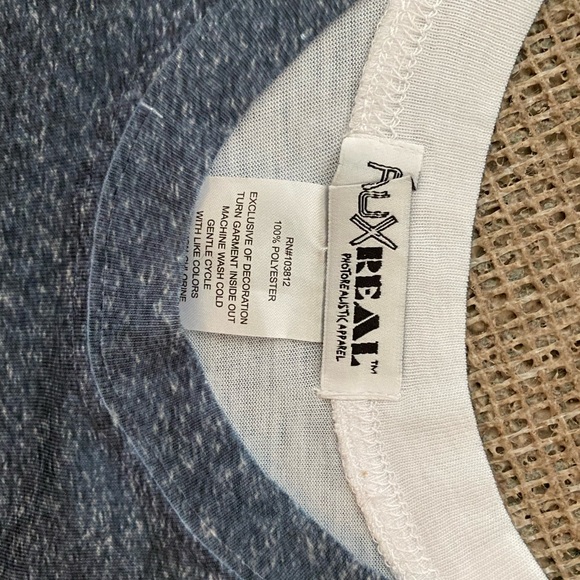 New with tags!Faux real T-shirt
Size Small Graphic”The Handyman”
100% polyester - Picture 5 of 9